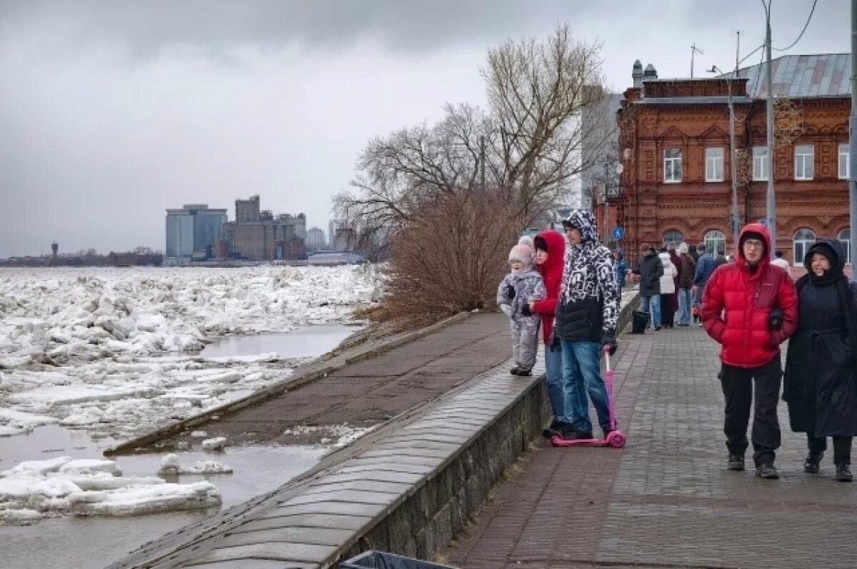    Томичи пришли посмотреть на ледоход. Фото