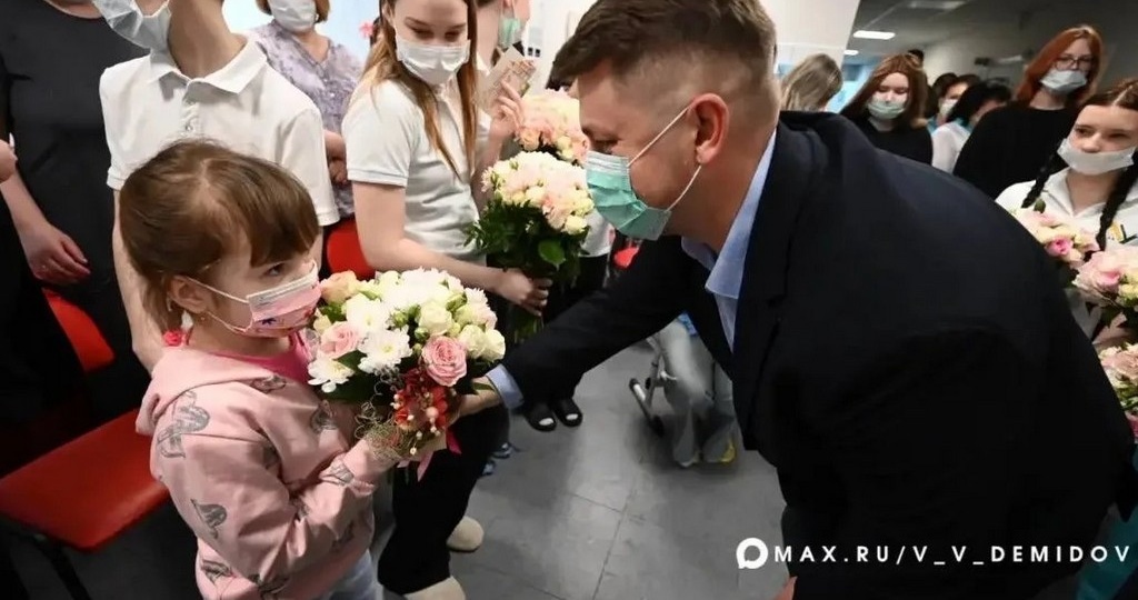 Мэр Белгорода поздравил с Пасхой пациентов детской больницы