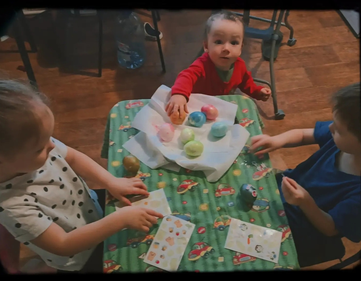 Самый маленький у нас Марк. Ему вот-вот исполниться год, а он уже принимал посильное участие в подготовке к празднику. 