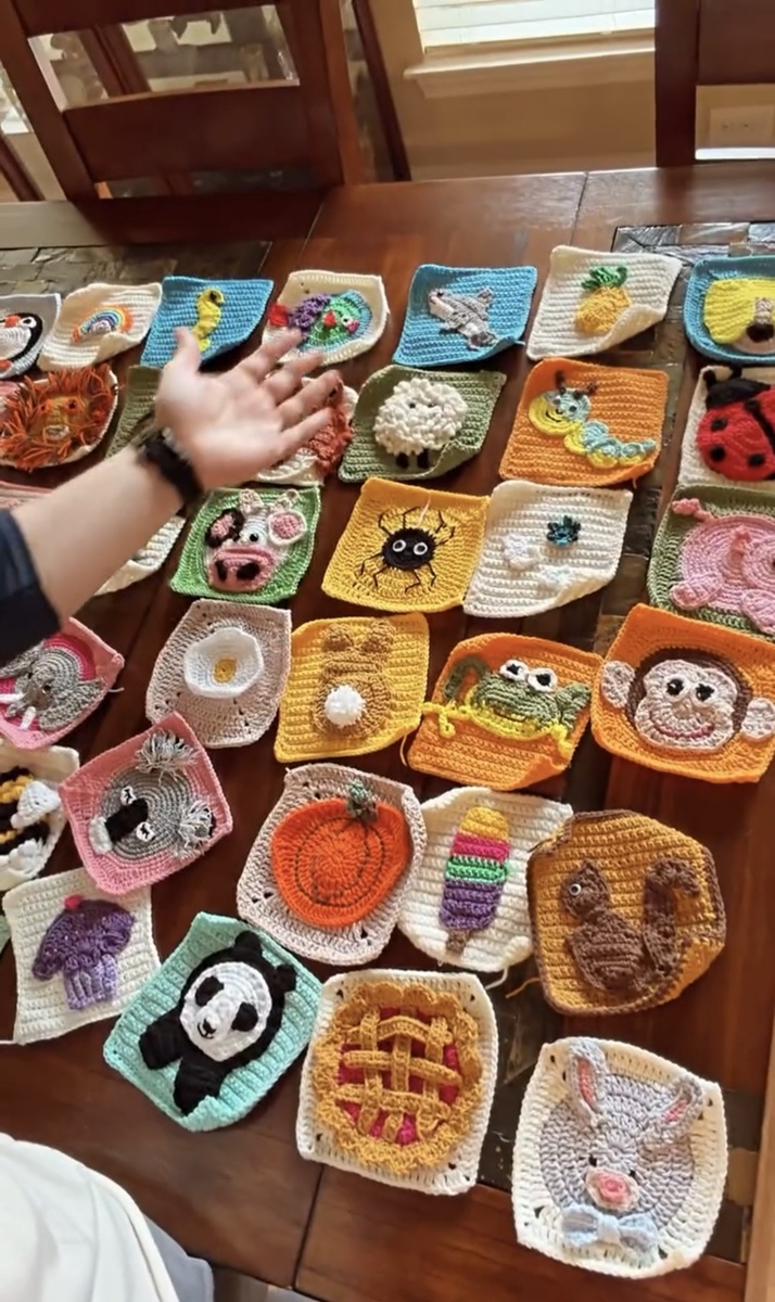 Из сторис Керема Бюрсина. Работы его мамы Чигдем.