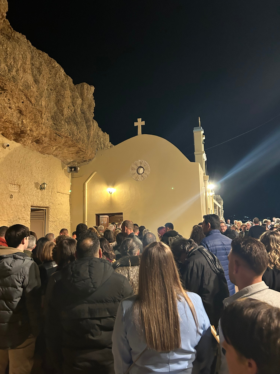 Очередь в церковь на Пасху (фото автора)