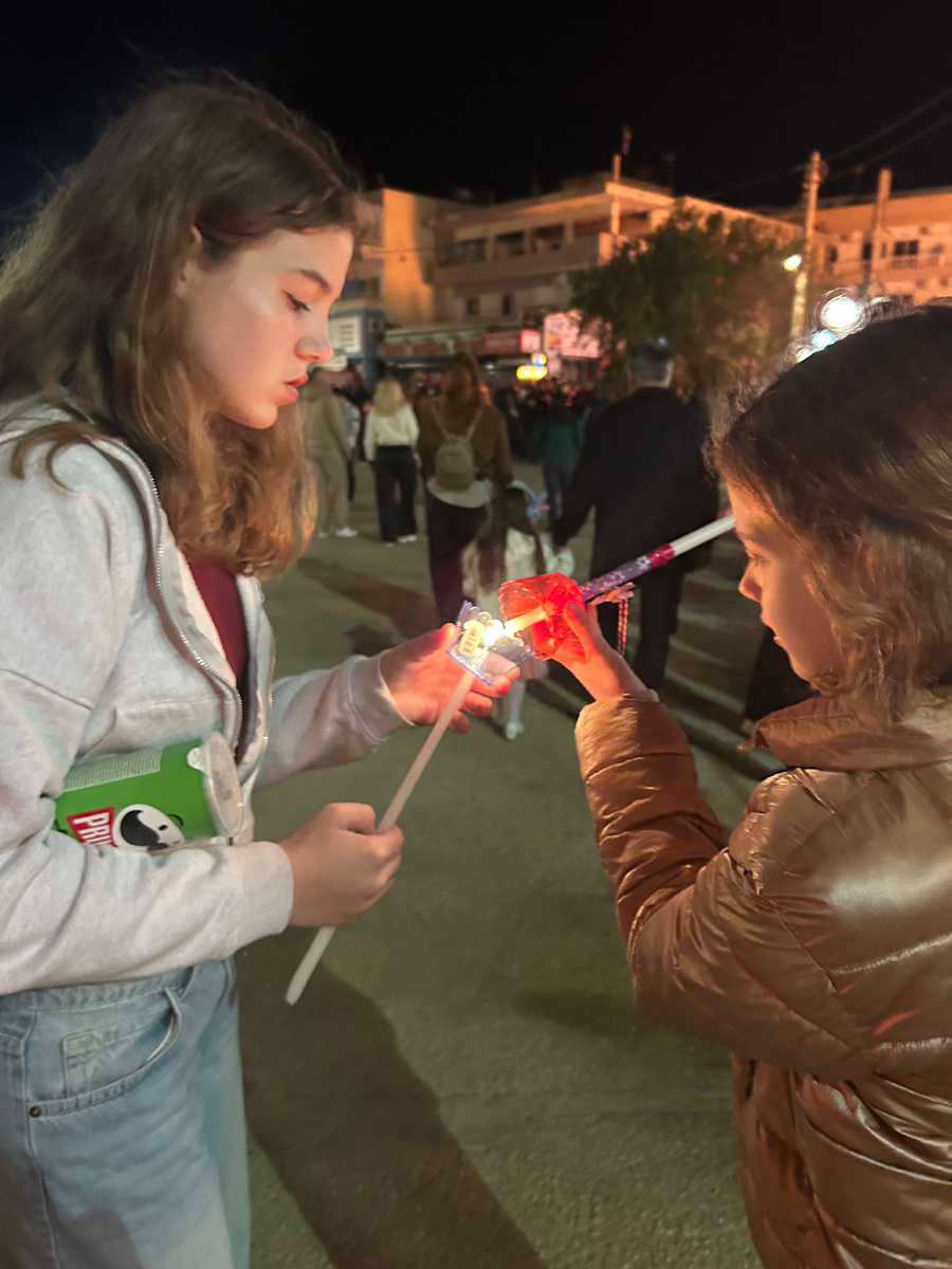 Благодатный огонь передают от свечки к свечке (фото автора)