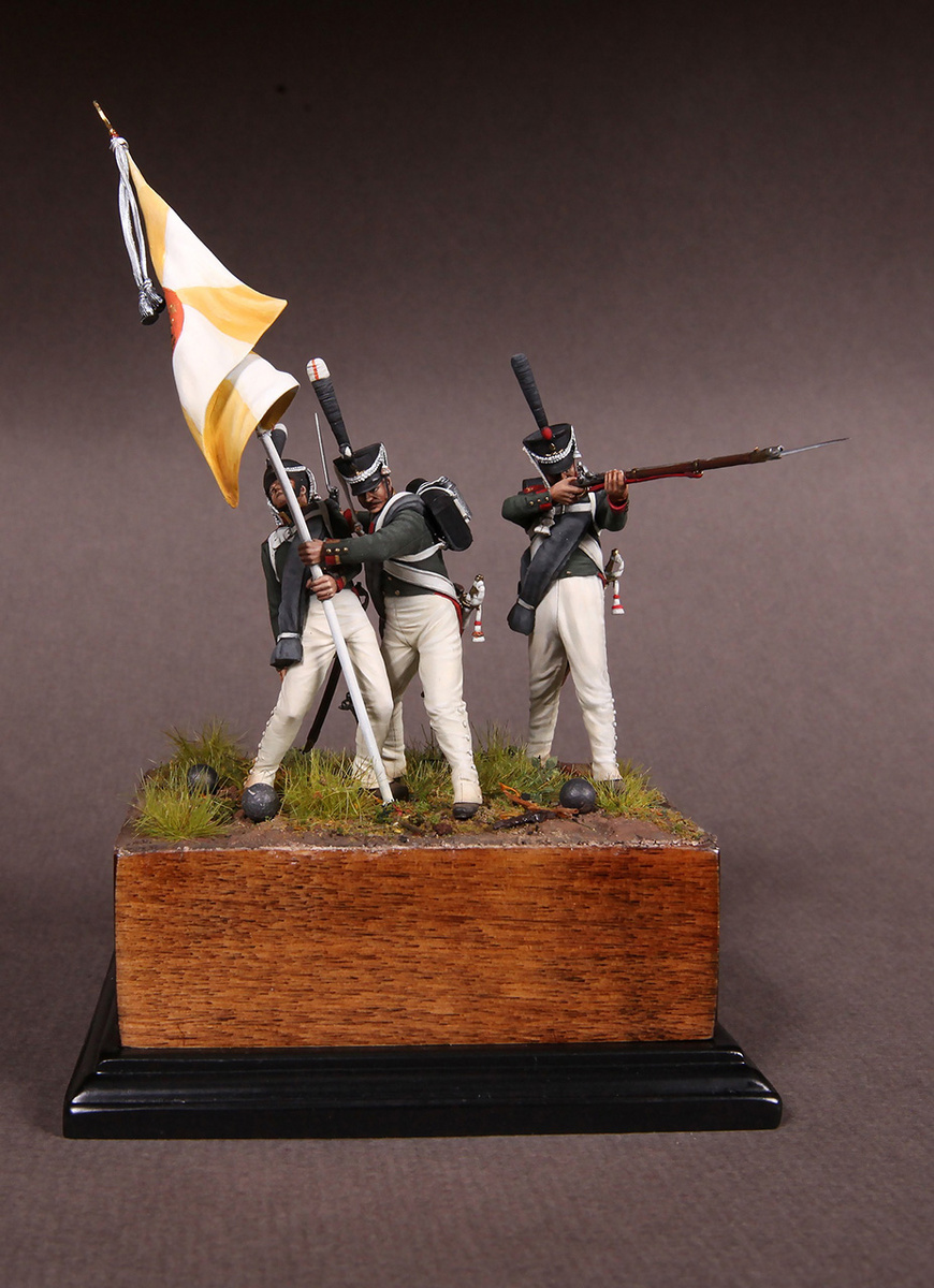 Рядовые Астраханского гренадерского полка: "Гренадёры Астраханского полка. 1812 г. Фигуры фирмы HIMINI в масштаб 54 мм., фототравлённые растения MiniWarPaint". Ссылка: https://diorama.ru/gallery/dioramas/8055/ Для справки: Астраханский гренадерский полк полковника Буксгевдена Ивана Филипповича из 2-й бригады 2-й гренадерской дивизии генерал-майора принца Карла Августа Христиана Мекленбург-Шверинского в составе 8-го пехотного корпуса генерал-лейтенанта Бороздина Михаила Михайловича в составе 2-й Западной армии генерала от инфантерии князя Багратиона Петра Ивановича. Гренадерская рота 2-го батальона находилась в составе Второй сводно-гренадерской дивизии 8-го пехотного корпуса 2-й Западной армии и почти полностью погибла в сражении при Бородине. В бою за Шевардинский редут и на Бородинском поле принял участие Астраханский гренадерский полк полковника Буксгевдена Ивана Филипповича из 2-й бригады 2-й гренадерской дивизии генерал-майора принца Карла Августа Христиана Мекленбург-Шверинского в составе 8-го пехотного корпуса генерал-лейтенанта Бороздина Михаила Михайловича в составе 2-й армии под командованием генерала от инфантерии князя Багратиона Петра Ивановича. Четырежды ранен и убит полковой командир полковник И. Ф. БУКСГЕВДЕН, а всего выбыло из строя офицеров 36, нижних чинов 932. Ссылка: https://dzen.ru/a/aL2ZAfl4-3bC9O2u Остатки Астраханского гренадерского полка с поля Бородино вывел капитан Татаринов, временно принявший командование полком.