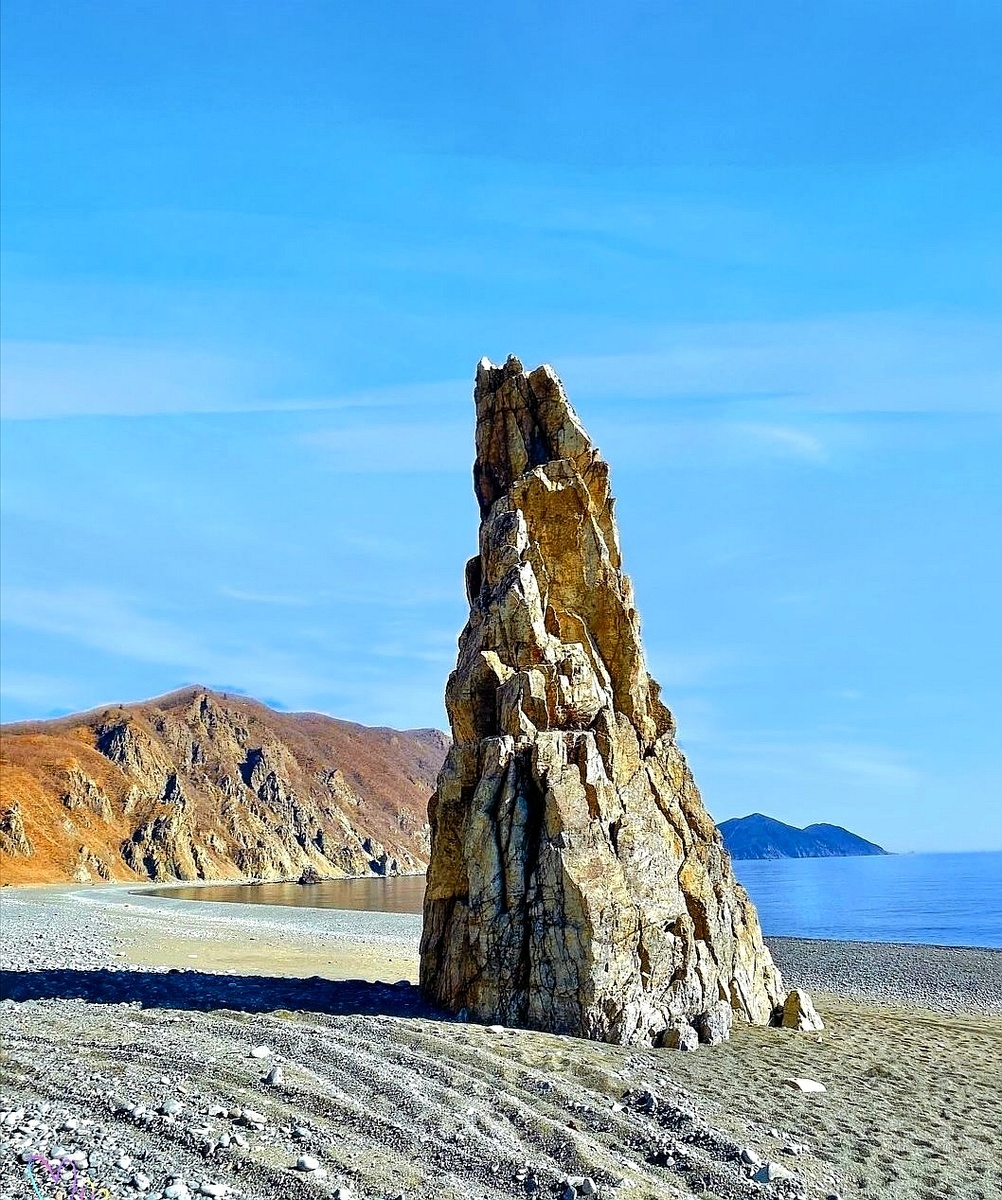 В бухте Тасовая  есть кекур, который называют «Тюльпан». Это столбовидная или конусообразная скала естественного происхождения, которая образовалась в результате долгого выветривания породы под воздействием ветров и морских волн. 