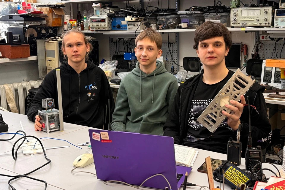  Команда конструкторов: Матвей Макаров, Владислав Федорченко, Иван Стригун. У Ивана в руках — корпус спутника «Челябинск-290». Фото: предоставлено для публикации hornews.com