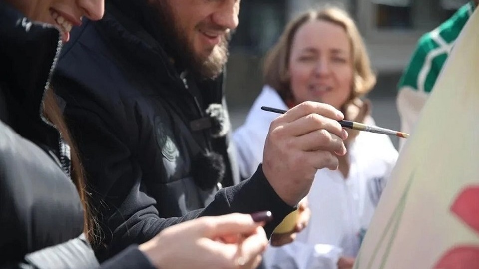 В Екатеринбурге звезды спорта расписали огромное яйцо