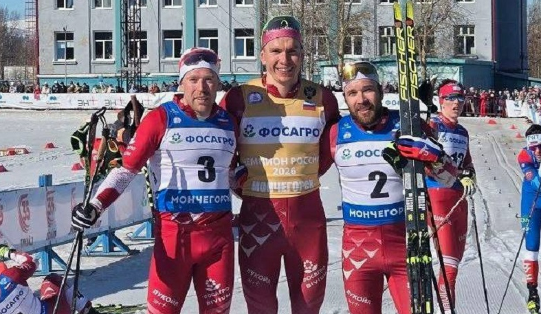 Александр Большунов (в центре) - победитель супермарафона. Фото: соцсети