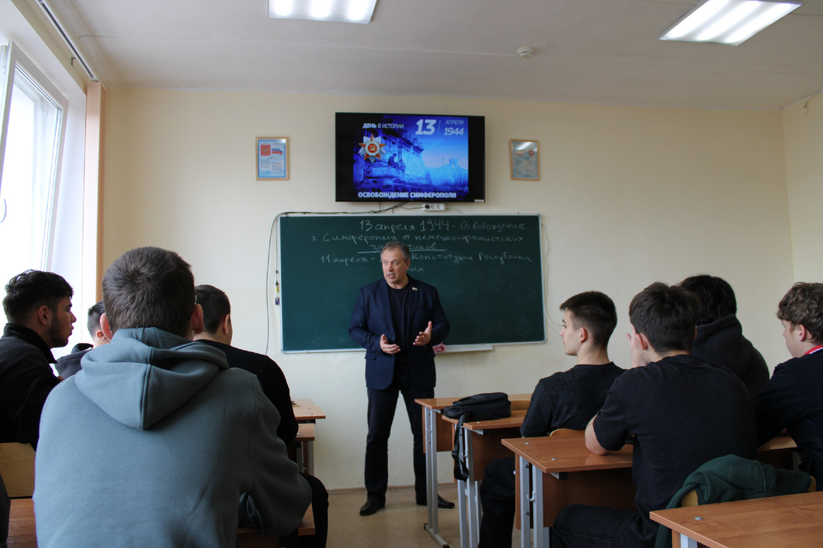 Председатель Общественного совета, полковник запаса Евгений Григоренко, выступает перед студентами