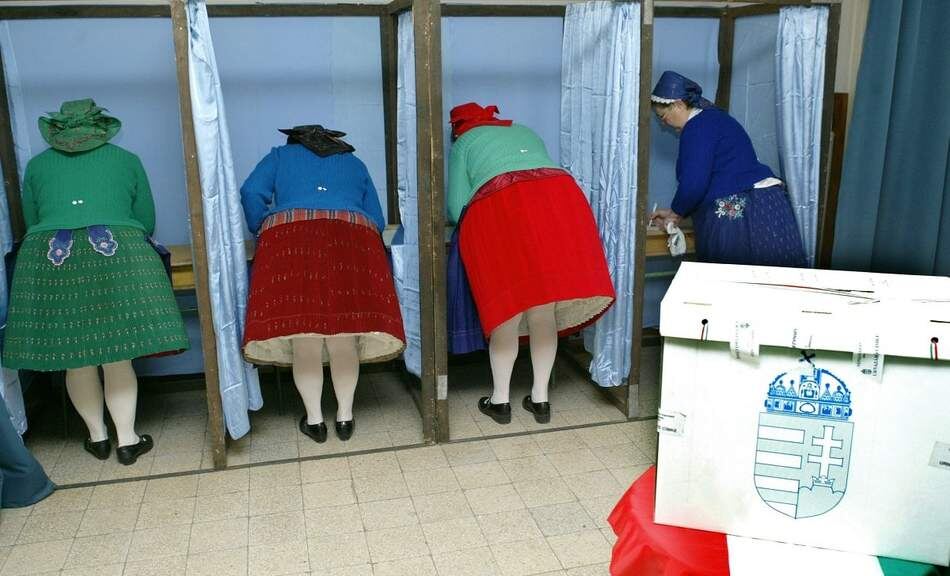 Девушки с бюллетенями.