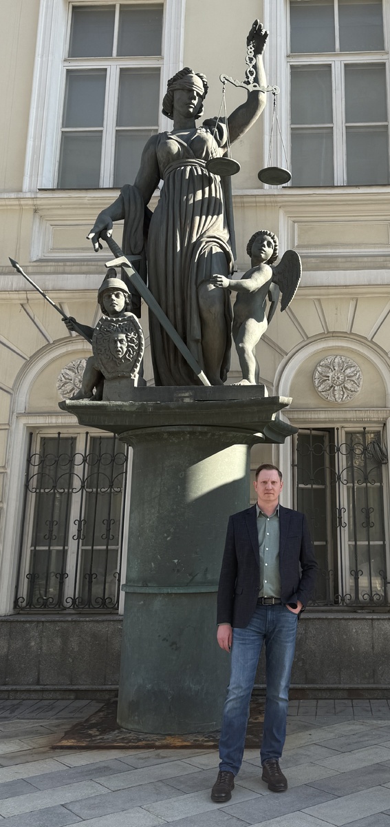 Статуя Фемиды возле Российской академии художеств в Москве  