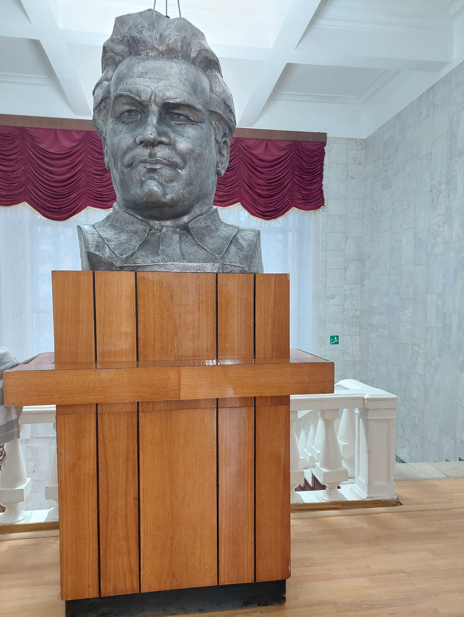 Бюст С.М. Кирова в фойе Кировского областного театра. Фото автора. →