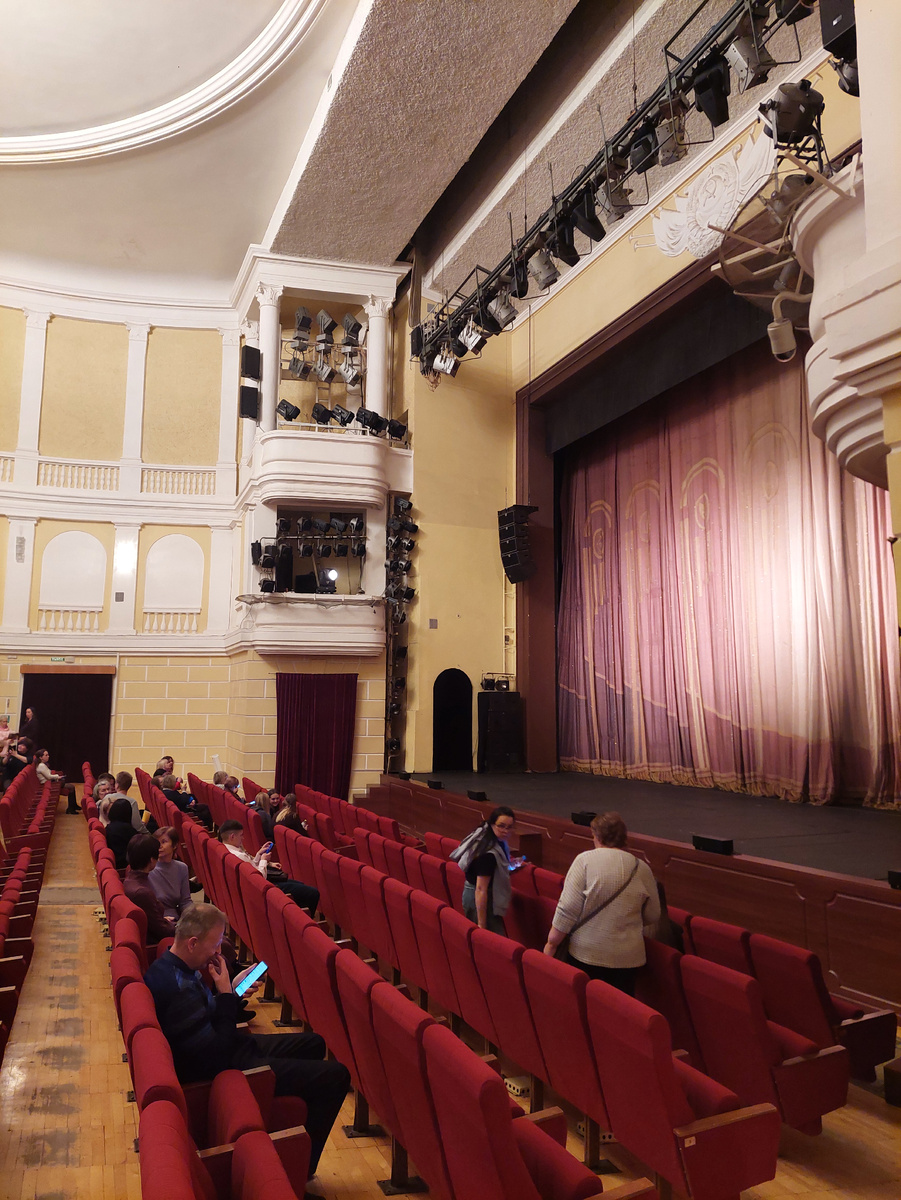 Большой зрительный зал Кировского областного драматического театра.. Фото автора. →