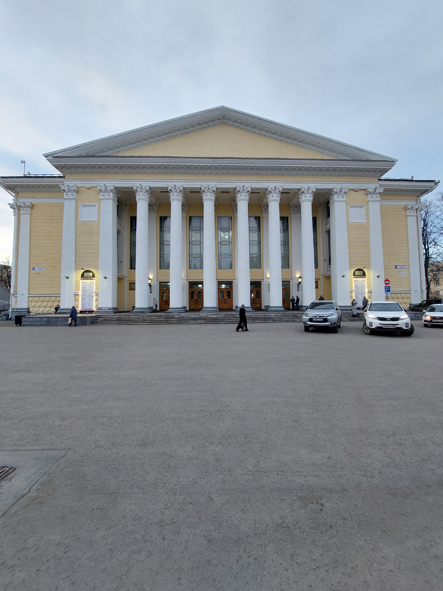 Кировский областной ордена Трудового Красного Знамени драматический театр имени С. М. Кирова. Фото автора. Листайте далее галерею, чтобы увидеть другие фото →