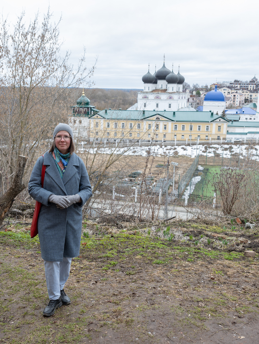 На фото – я, автор этого блога, на фоне Свято-Успенского Трифонова мужского монастыря. Фото Е.Корепанова.