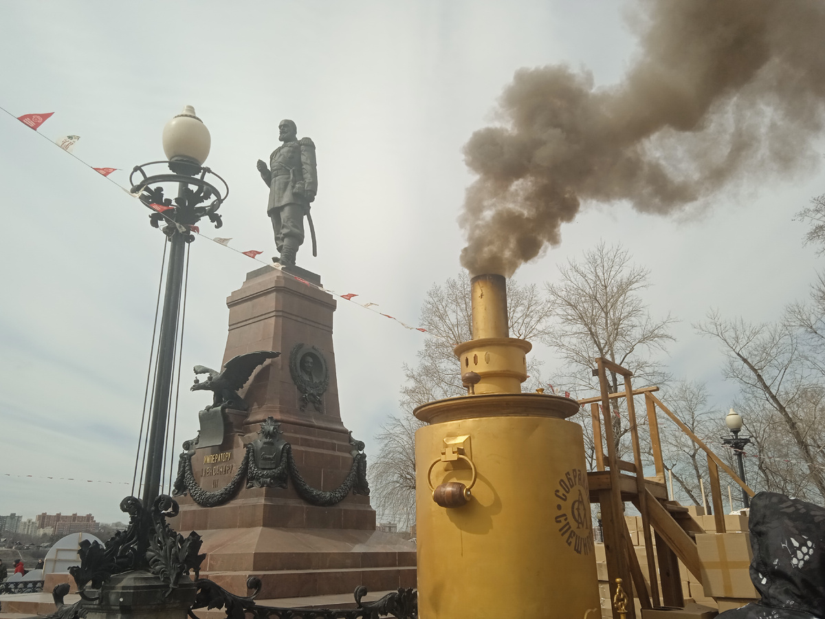 Дымит самый большой самовар на углях.