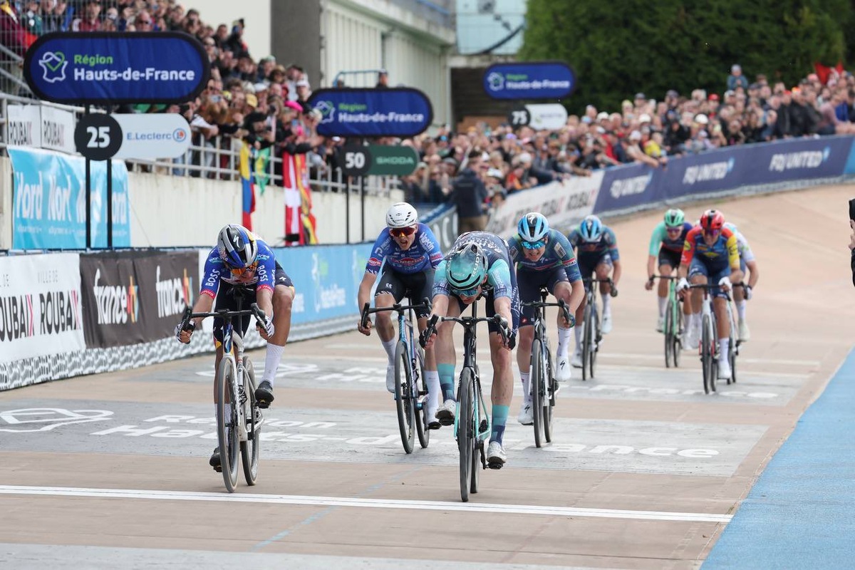    Давиде Донати и Сет Данвуди на финише молодёжной Париж — Рубе 2026 года