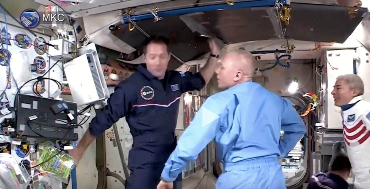    В космическом гандболе руки использовать нельзя