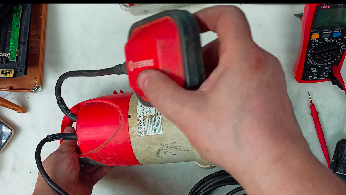 Проверка работы насоса поднятием вертикально поплавка