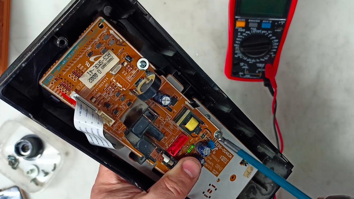 Откручивание винтов с платы питания