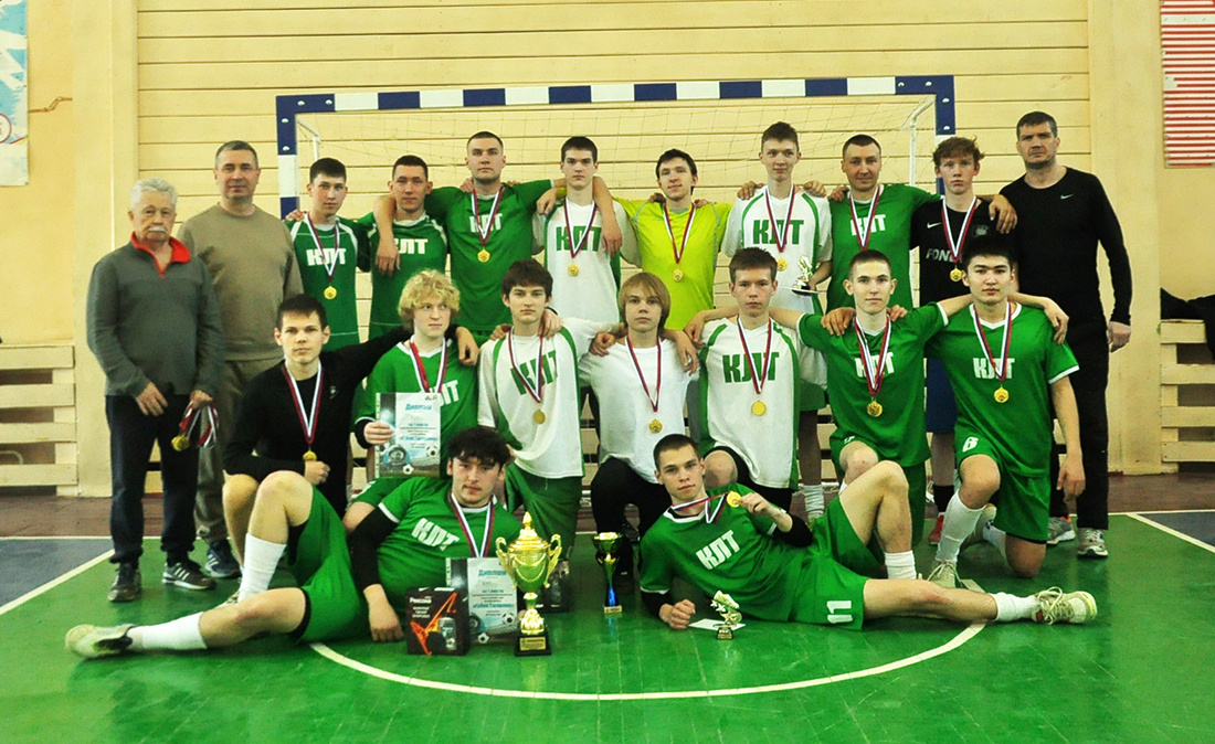    Старшие футболисты играли в зелёной форме, младшие в белой. Но, по регламенту, четверо игроков из команды Серебряной лиги могли играть за свою старшую команду в Золотой. Фото: Константин Седегов, ПН