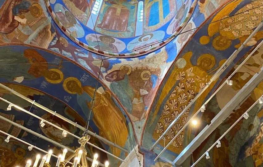 Дорогие, я поздравляю вас с праздником Светлой Пасхи