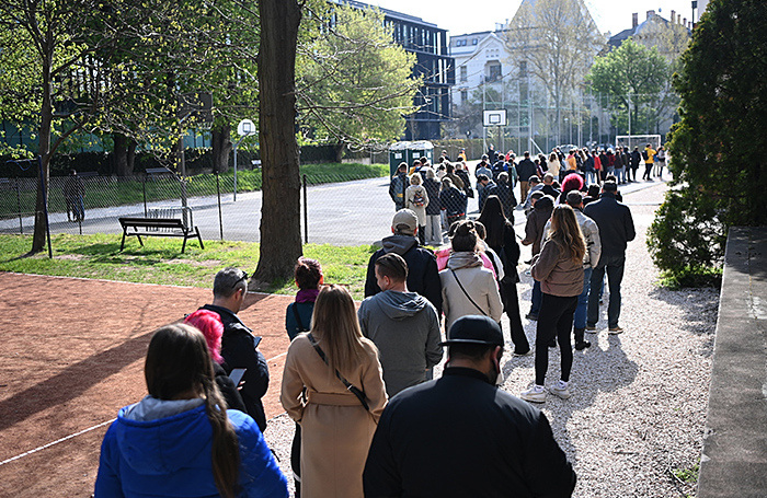    Очередь на избирательные участки в Будапешете. ATTILA KOVACS/EPA/ТАСС