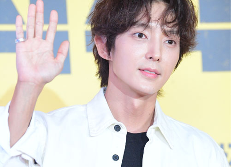 Актёр Ли Джун Ки покоряет Японию: андрогинный образ и овации фанатов