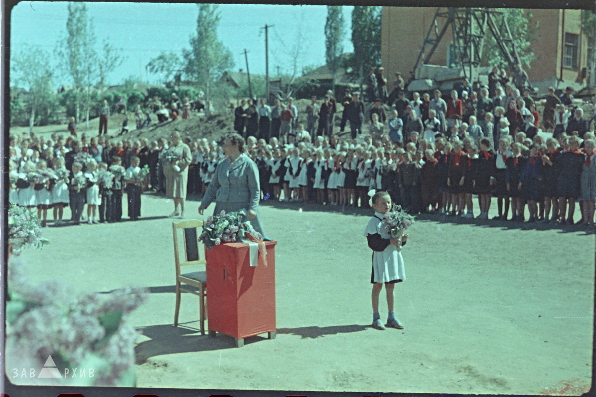 Торец школы в последнее время выглядел иначе – 10-летка после 1948 года очевидно перестраивалась. И опоры ЛЭП давно тут нет
