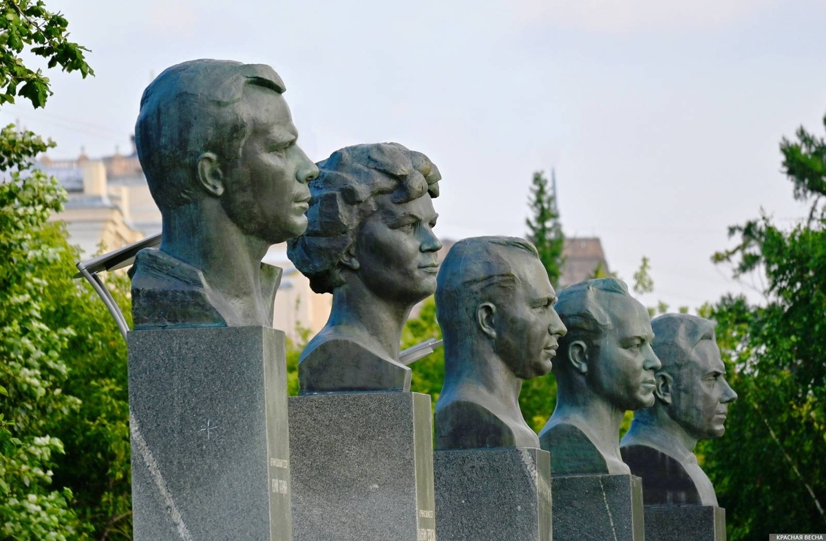     Первопроходцы. Юрий Гагарин, Валентина Терешкова, Павел Беляев,Алексей Леонов, Владимир Комаров   
Иван Лазебный © ИА Красная Весна