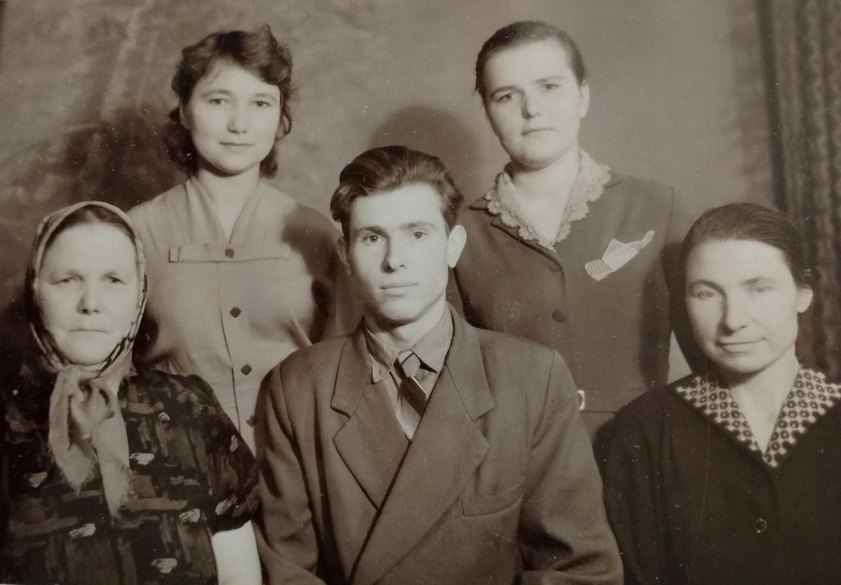 Это не засветка справа-это классическая свекровь на фото.))Больше всех тут рада моя мама(слева)-приехала сестра с матерью на её чужбину.