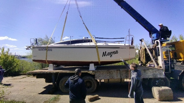 Подняли яхту с пеньков на манипулятор