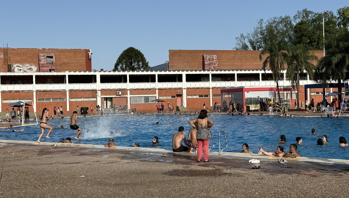 Общественный бассейн в парке Сармьенто. Работает в январе и феврале