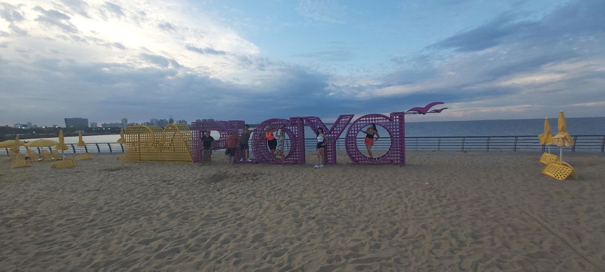 Искусственный пляж "Ниньос" на севере Буэнос-Айреса. Работает в январе–феврале