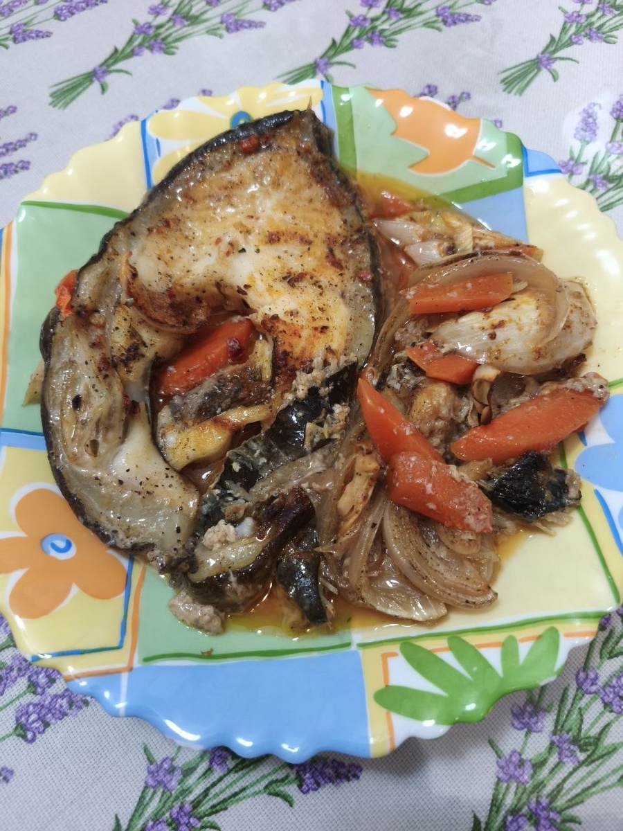 Филе зубатки голубой нежное, сочное... тает во рту. Недорогая рыба, приготовьте - очень вкусно! 