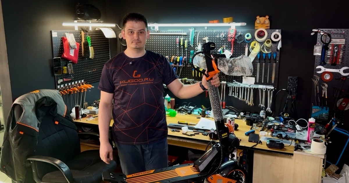 Процессом занимается старший мастер сервисного центра KUGOO-RUSSIA.RU в Москве - Сергей.