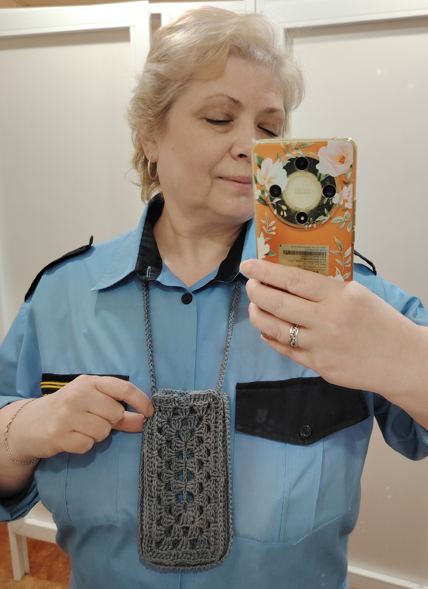 Сумочка на модели)) Прошу прощения за экспозицию, но на работе больше нигде нет больших зеркал. Фото автора 