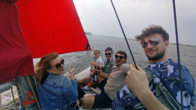 Живые эмоции- это кайф! В некоторые моменты капитан яхты очень недоверчиво смотрел, как я остро режусь к ветру и креню всех!