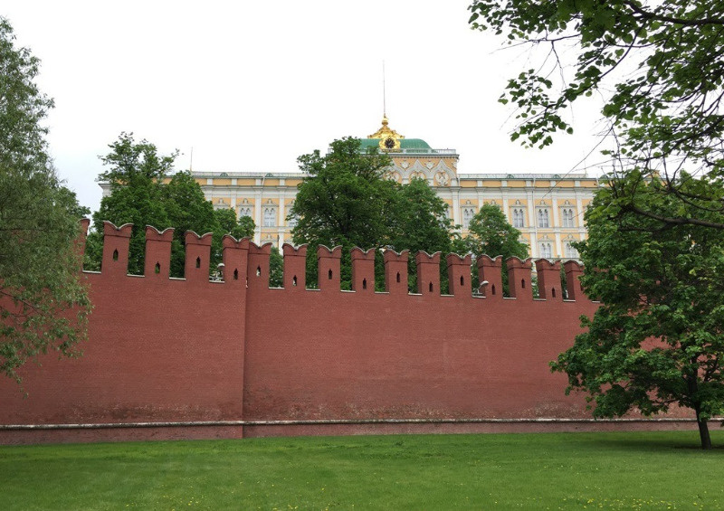 Уступ в Кремлёвской стене. Источник: s00.yaplakal.com