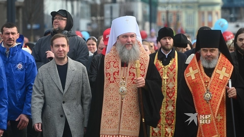 В Екатеринбурге сотни верующих приняли участие в общегородском крестном ходу