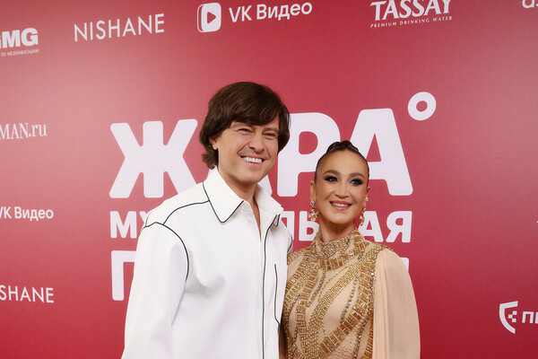 Певец Прохор Шаляпин и певица Ольга Бузова на музыкальной премии «Жара Music Awards» в концертном зале «Live Арена», 8 апреля 2026 года / Григорий Сысоев/РИА Новости   📷