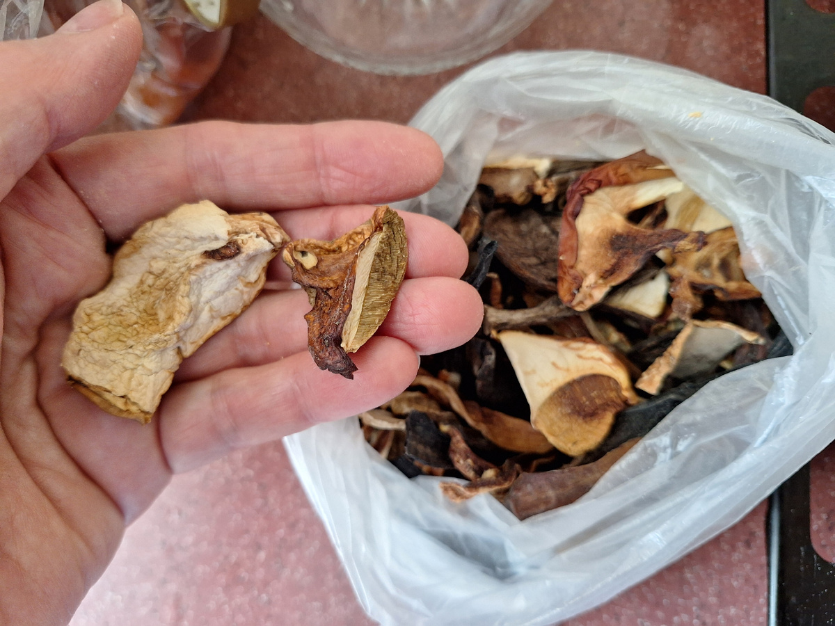 Сушёные белые и красные. Аромат какой от них! Мммм!)