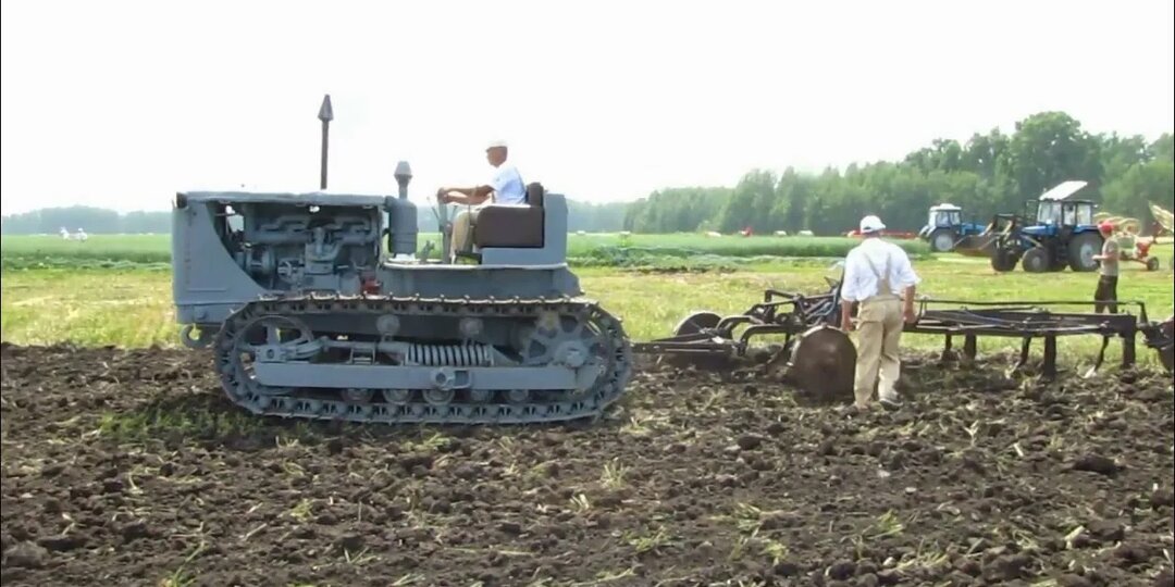 «Сталинец-100»: он не обещал уюта, он обещал, что земля дрогнет