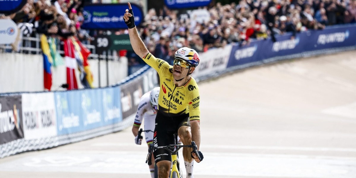    Ваут ван Арт и Тадей Погачар на финише Париж — Рубе 2026 года / Paris Roubaix 2026 - 123rd Edition - Compiegne - Roubaix 258,3 km - 12/04/2026 - Wout Van Aert (BEL - Team Visma Lease a Bike) - Tadej Pogacar (SLO - UAE Team Emirates - XRG) - photo Dion Kerckhoffs/CV/SprintCyclingAgency©2026 /© Cor Vos 2026