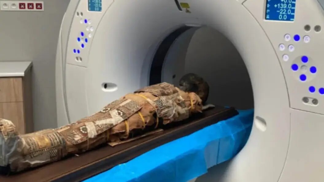    Археологи обсуждают находку скрытого амулета в 2000-летней мумии из Вроцлава. Фото: University of Wrocław