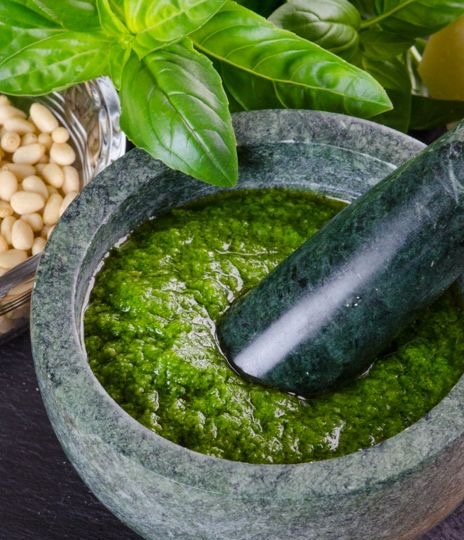 Зелень, которая завяла: 10 способов не выбросить, а превратить в песто, масло и заморозку