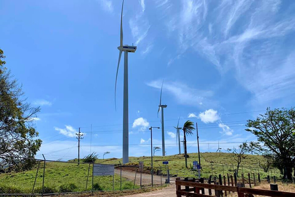 С 2019 года страна получает почти 100% энергии из возобновляемых источников: вот типичная картина из костариканской глубинки. Фото: Олег Русских