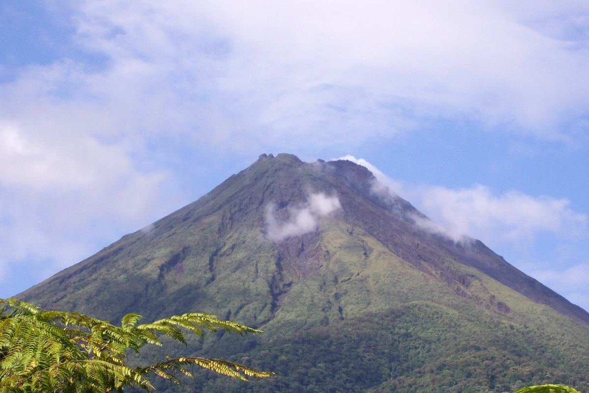 На снимке 2008 года видно, что вулкан ещё курится, но в те годы он уже «засыпал». Фото: Олег Русских