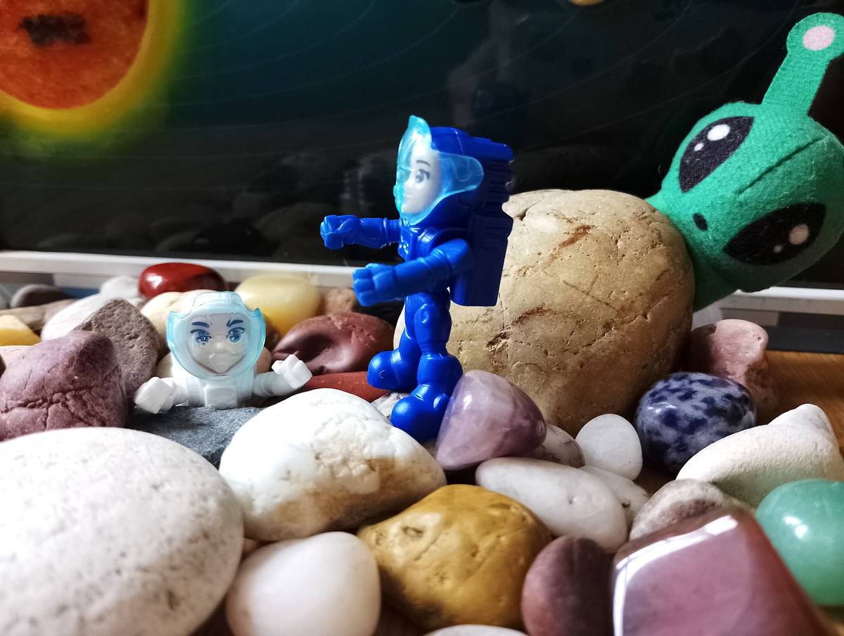 Фото-иллюстрация о приключениях двух космонавтов. Игрушки, пальчиковая кукла, камни.