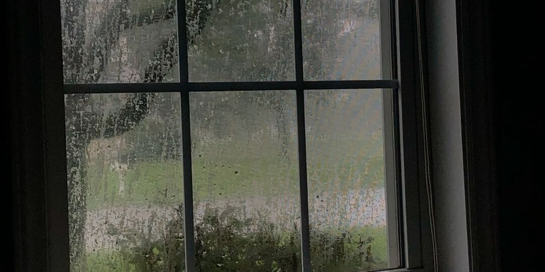 «Невозможно спать!» Почему отлив начинает греметь под дождём и как это исправить 🌧