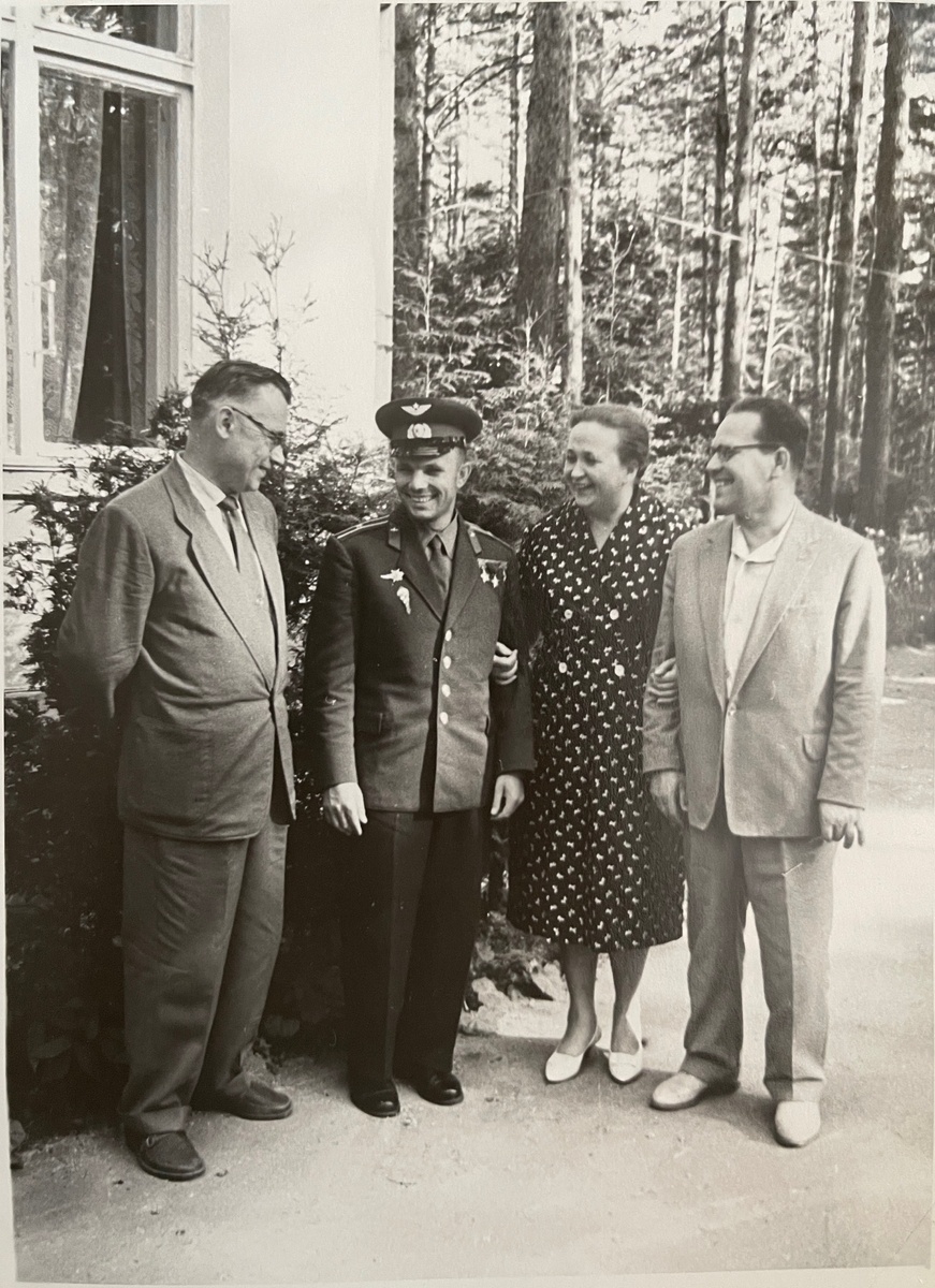Юрий Алексеевич Гагарин, фото на память. Крайний справа - мой дедушка Гречухин Алексей Андреевич, полковник в отставке. Фото из личного семейного архива.